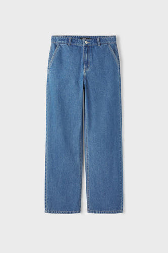 Jean décontracté de denim bleu moyen de LMTD, avec des coutures contrastantes et des poches.