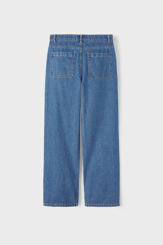 Jean décontracté de denim bleu moyen de LMTD, avec des poches arrière et des passants, vu de derrière.