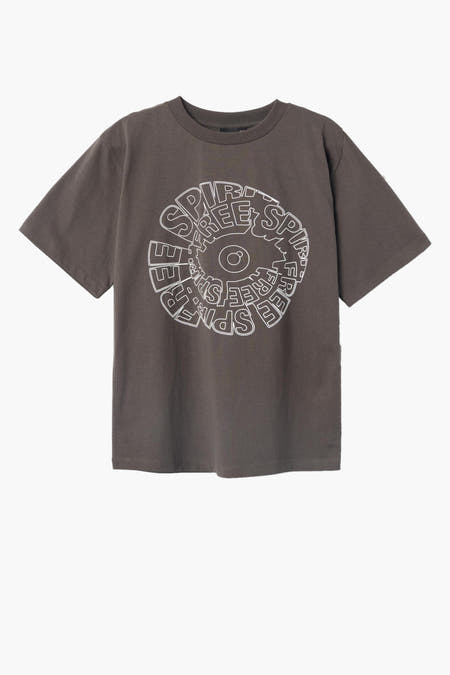 T-shirt marron de LMTD, avec une impression de texte "Free Spirit" circulaire.