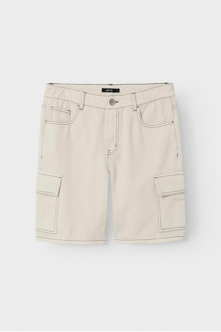 Beige short van LMTD, met donker stiksel en cargo zakken.