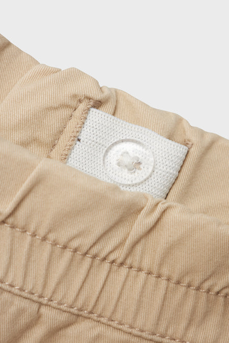 Pantalon beige de LMTD, avec une ceinture ajustable et un nœud visible.
