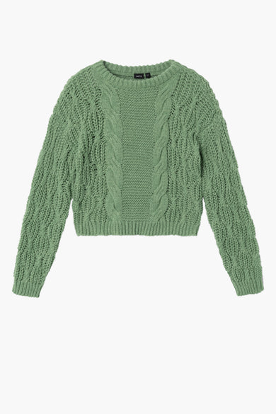 T-shirt vert avec col rond de LMTD, gros plan du motif tr côtes grossières.