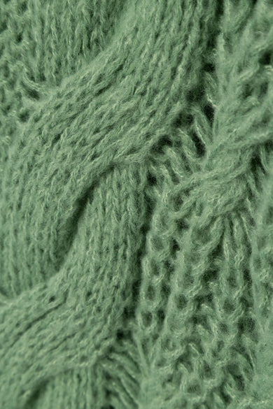Groene trui met ronde hals van LMTD, close-up van grof gebreid kabelpatroon.