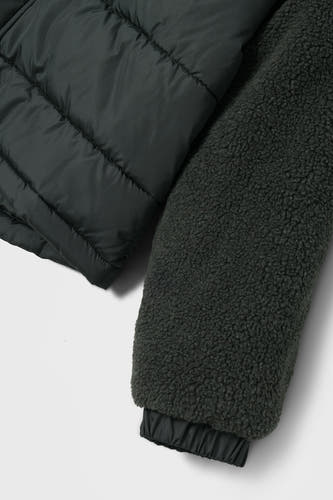 Korte zwarte jas van LMTD, met een combinatie van gladde en teddy-achtige texturen.