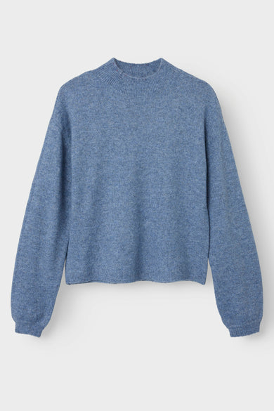 T-shirt bleu avec col rond de LMTD, gros plan sur la texture et la ligne de col rayée.