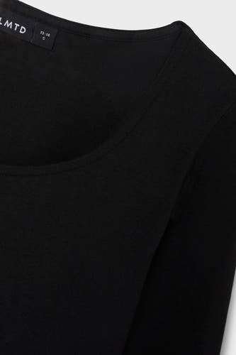 Sweat-shirt noir avec col rond de LMTD, crop rapproché.