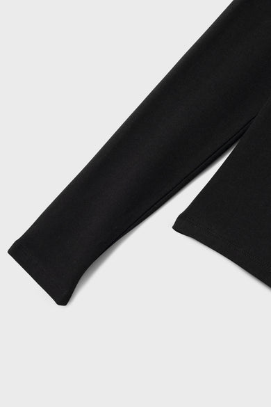 Sweat-shirt noir de LMTD, gros plan sur la manche, sur un fond blanc.