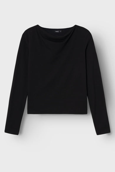 Jean noir par LMTD, avec des manches longues et un col loose.