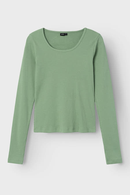 Groene T-shirt met lange mouwen van LMTD, met een fijne ribstructuur.
