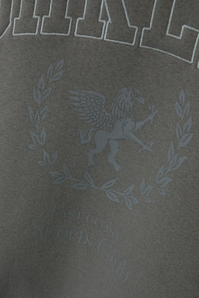 Grijze sweater van LMTD, met een logo en een grafisch motief op de voorkant.