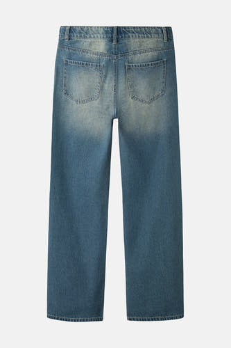 Middenblauwe wijde jeans van LMTD, met klassieke achterzakken en een subtiele vervaagde wassing.
