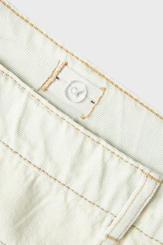 Ecru wijde jeans van LMTD, met verstelbare tailleband en lichte stiksels, in close-up.
