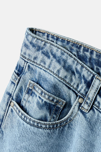 Lichtblauwe denim jeans wide van LMTD, met stonewash effect en zakdetail.
