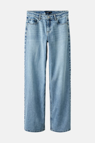 Lichtblauwe, wijde jeans van LMTD, met klassieke zakken en subtiele wassing voor een nonchalante uitstraling.
