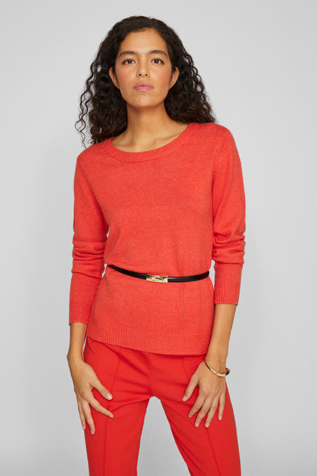 Rode trui met ronde hals van VILA®, gestyled met een zwarte riem en rode broek.