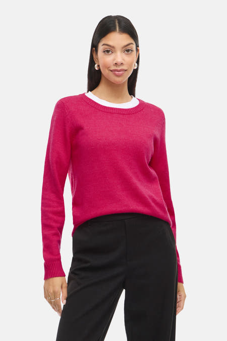 T-shirt rose avec col rond de VILA®, associé à un t-shirt blanc et des pantalons noirs à larges bords.