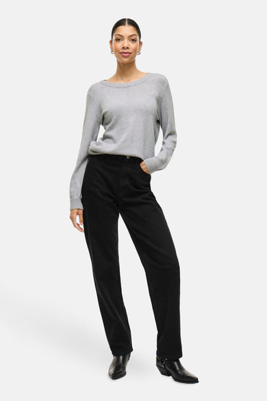 Grijze trui met ronde hals van VILA®, gedragen met zwarte jeans en laarzen.