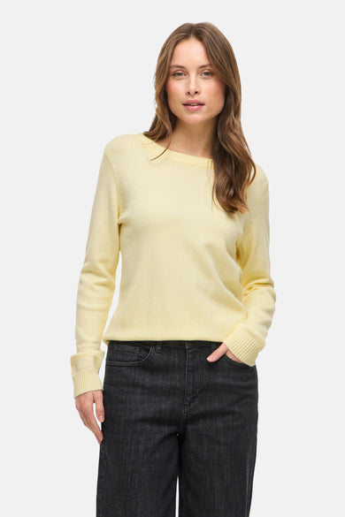 Roze trui met ronde hals van Vila, gedragen met een donkere jeans.