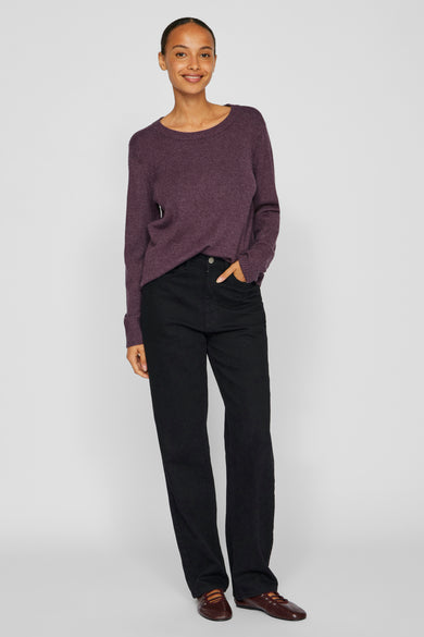 Pull parse avec col rond de VILA®, associé à un pantalon noir et des chaussures marron.