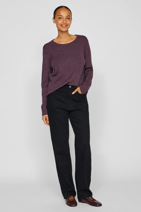 Pull parse avec col rond de VILA®, associé à un pantalon noir et des chaussures marron.