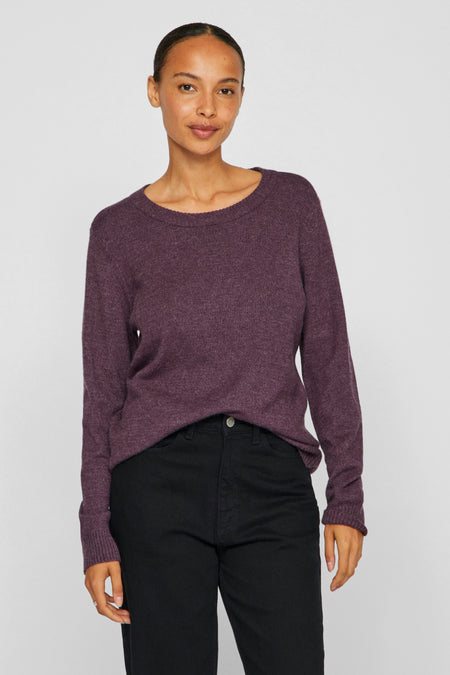 Pull parse avec col rond de VILA, associé à une jupe noire.