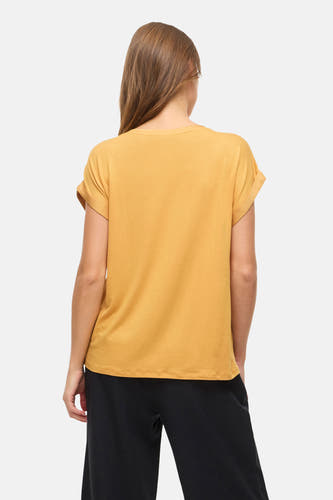 Gouden T-shirt met korte mouwen van VILA®, met omgeslagen mouwen, gecombineerd met een zwarte broek.

