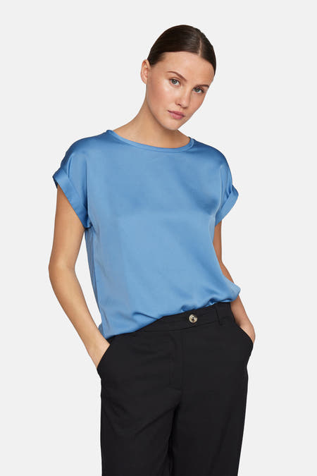 T-shirt bleu à manches courtes de VILA®, associé à un pantalon noir.
