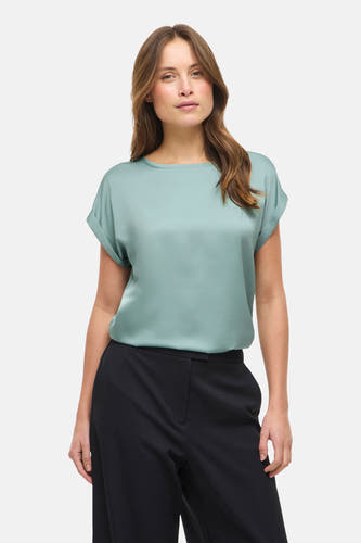 Blauw T-shirt van VILA® met korte mouwen en omgeslagen mouwen, gecombineerd met een zwarte pantalon.
