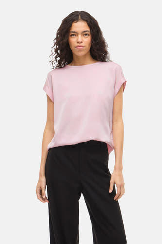 T-shirt rose à manches courtes de VILA®, porté avec un pantalon noir large et des baskets noires.