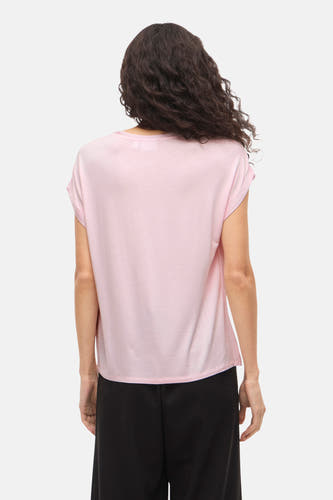 T-shirt rose à manches courtes de VILA®, vu de dos, avec un pantalon noir.