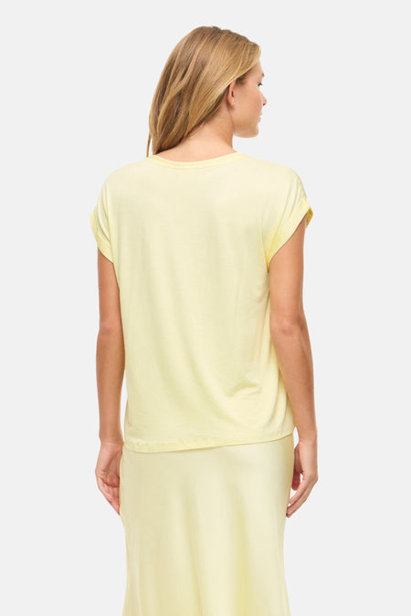 Geel T-shirt van VILA®, achterkant getoond, met korte mouwen en een losse pasvorm.
