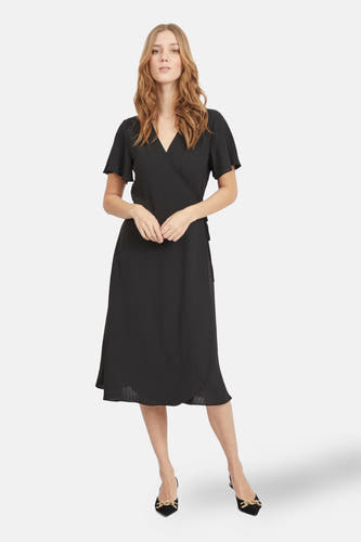Robe noire à manches courtes de VILA®, vue de derrière, avec une jupe fluide jusqu'aux genoux.