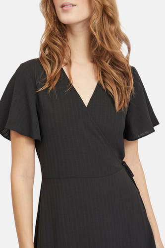 Robe noire à manches courtes de VILA®, avec un détail de surpiqûre et une subtile texture.