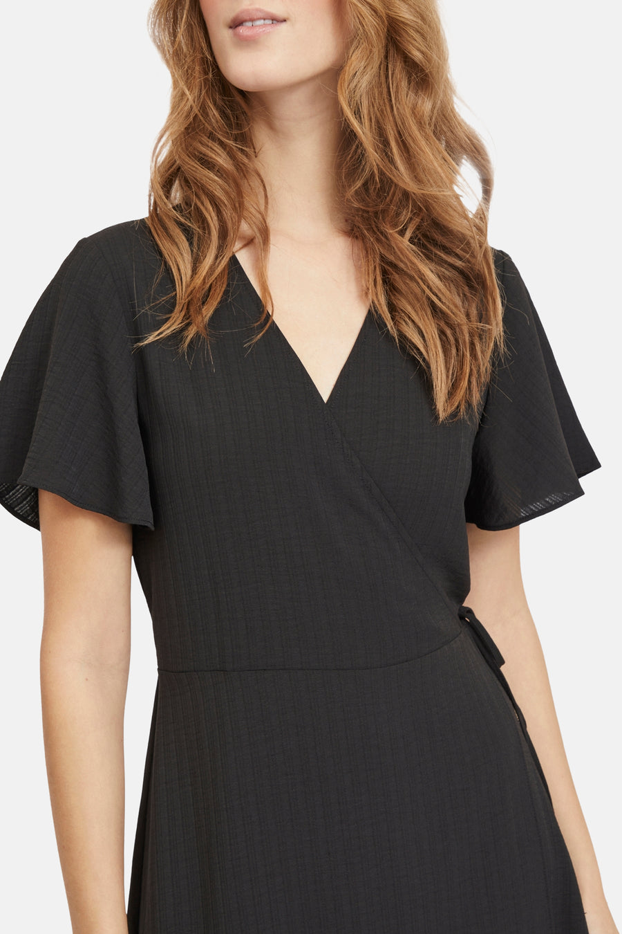 Zwarte wikkeljurk met V-hals en korte mouwen.