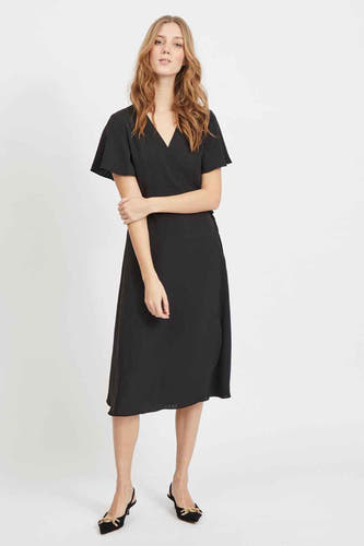 Robe noire à manches courtes de VILA®, avec un col en V et une coupe décontractée.