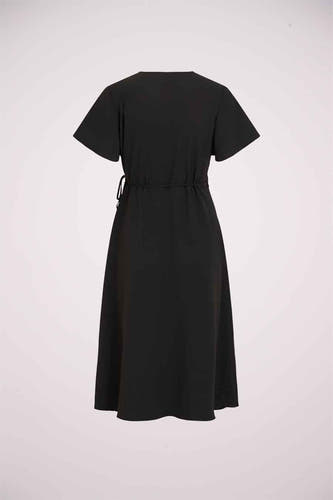 Robe noire à manches courtes de VILA®, avec une ceinture, vue de derrière.