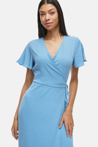 Blauwe jurk met korte mouwen van VILA®, met overslag en strikceintuur.
