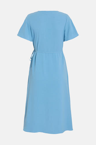 Blauw kleedje met korte mouwen van Vila, met een ceintuur in de taille.