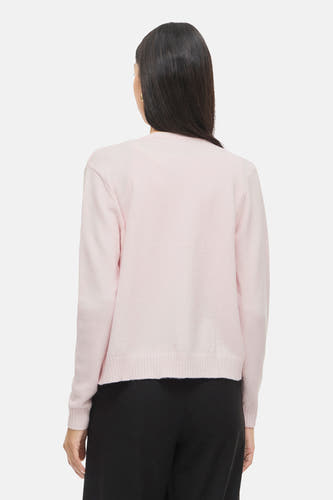 Roze vest van VILA, met lange mouwen en gedragen over een zwarte broek.