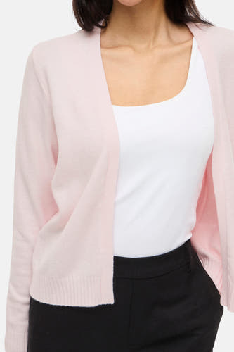 Roze vest van VILA®, met een witte tanktop en zwarte broek gecombineerd.