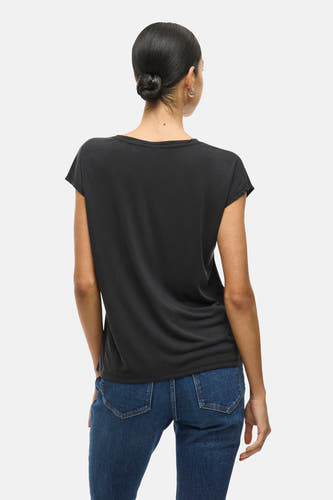 T-shirt noir à manches courtes de VILA, vu sur le dos, associé à des jeans bleus.