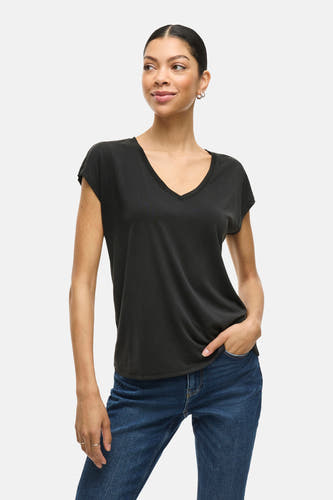 T-shirt noir de VILA, à manches courtes et en col V, porté avec des jeans.