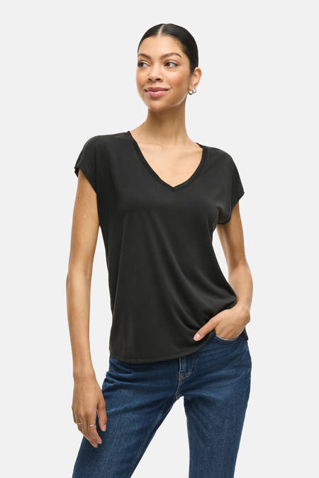T-shirt noir de VILA, à manches courtes et en col V, porté avec des jeans.
