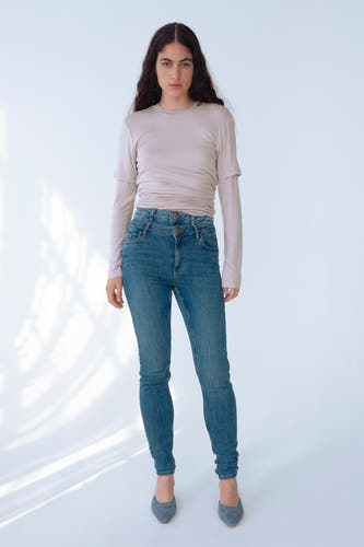 VISARAH blauwe skinny jeans van VILA, gedragen met een lichtbeige shirt en blauwgrijze pumps