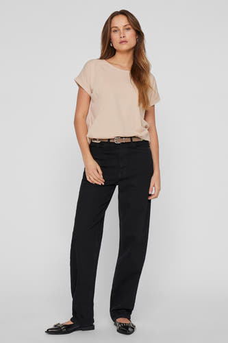 Beige T-shirt met korte mouwen van VILA, gedragen met zwarte jeans en zwarte schoenen.