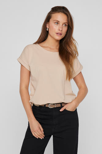 T-shirt beige à manches courtes de VILA®, avec des manches retroussées sur un fond blanc.