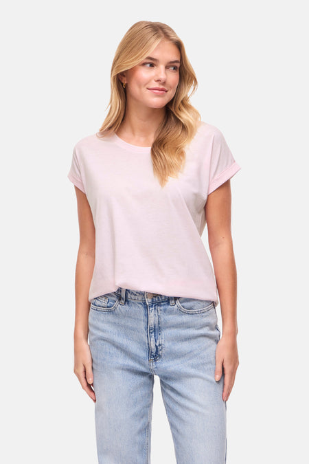 Roze T-shirt met korte mouwen van VILA®, gecombineerd met een jeans met lichte wassing.