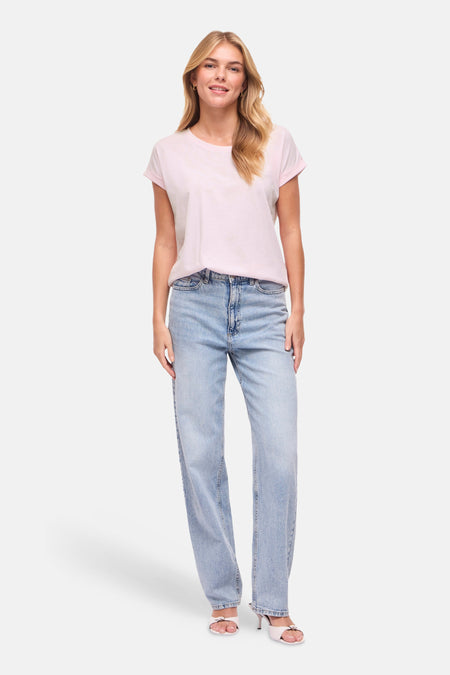 Roze T-shirt met korte mouwen van VILA®, gedragen met losse jeans en roze muiltjes.