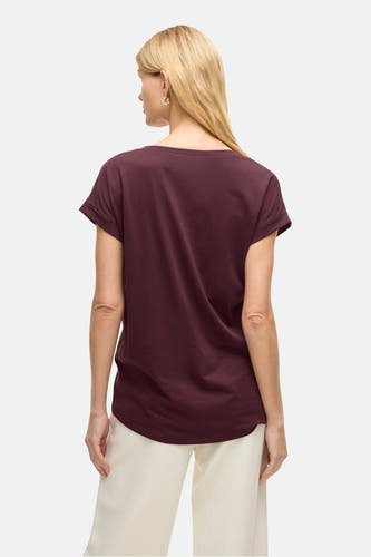 T-shirt violet à manches courtes de VILA, vu de dos, avec un short blanc et des boucles d'oreilles argentées.