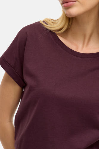 T-shirt violet à manches courtes de VILA, avec des manches retroussées et une enceur ronde, gros plan.